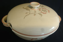 Lade das Bild in den Galerie-Viewer, SUPPENTERRINE MIT DECKEL "Winifred - Porzellan, Blumen / Linien Klassisch Dekor