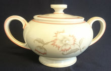 Lade das Bild in den Galerie-Viewer, 2er Set MILCHKÄNNCHEN & ZUCKERDOSE MIT DECKEL - "Winifred" - Porzellan, Blumen / Linien Klassisch Dekor