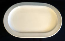 Lade das Bild in den Galerie-Viewer, SERVIERBEILAGENPLATTE - Porzellan, Silbergrauer Rand Eckige Ovalform Motiv Dekor