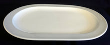 Lade das Bild in den Galerie-Viewer, SERVIERBEILAGENPLATTE - Porzellan, Silbergrauer Rand Eckige Ovalform Motiv Dekor