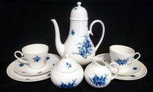 Lade das Bild in den Galerie-Viewer, KAFFEEKANNE MIT DECKEL "Studio Linie" "Blaue Rose" - Porzellan, Rosenstrauß Blumen Relief Dekor, Björn Wiinblad Designer