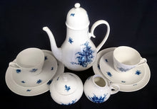 Lade das Bild in den Galerie-Viewer, 5er Set KAFFEEKANNE MIT DECKEL & MILCHKÄNNCHEN & ZUCKERDOSE MIT DECKEL "Studio Linie" "Blaue Rose" - Porzellan, Rosenstrauß Blumen Relief Dekor, Björn Wiinblad Designer