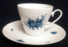 Lade das Bild in den Galerie-Viewer, KAFFEETASSE "Studio Linie" "Blaue Rose" - Porzellan, Rosenstrauß Blumen Relief Dekor, Björn Wiinblad Designer