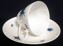 Lade das Bild in den Galerie-Viewer, KAFFEETASSE "Studio Linie" "Blaue Rose" - Porzellan, Rosenstrauß Blumen Relief Dekor, Björn Wiinblad Designer