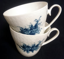 Lade das Bild in den Galerie-Viewer, KAFFEETASSE "Studio Linie" "Blaue Rose" - Porzellan, Rosenstrauß Blumen Relief Dekor, Björn Wiinblad Designer