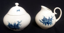 Lade das Bild in den Galerie-Viewer, 3er Set MILCHKÄNNCHEN & ZUCKERDOSE MIT DECKEL "Studio Linie" "Blaue Rose" - Porzellan, Rosenstrauß Blumen Relief Dekor, Björn Wiinblad Designer