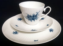 Lade das Bild in den Galerie-Viewer, 2er Set DESSERTTELLER "Studio Linie" "Blaue Rose" - Porzellan, Rosenstrauß Blumen Relief Dekor, Björn Wiinblad Designer