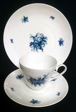 Lade das Bild in den Galerie-Viewer, UNTERTASSE "Studio Linie" "Blaue Rose" - Porzellan, Rosenstrauß Blumen Relief Dekor, Björn Wiinblad Design