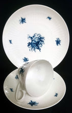 Lade das Bild in den Galerie-Viewer, 2er Set UNTERTASSEN "Studio Linie" "Blaue Rose" - Porzellan, Rosenstrauß Blumen Relief Dekor, Björn Wiinblad Designer