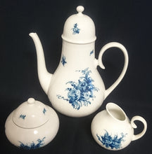 Lade das Bild in den Galerie-Viewer, 5er Set KAFFEEKANNE MIT DECKEL & MILCHKÄNNCHEN & ZUCKERDOSE MIT DECKEL "Studio Linie" "Blaue Rose" - Porzellan, Rosenstrauß Blumen Relief Dekor, Björn Wiinblad Designer