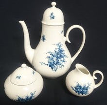 Lade das Bild in den Galerie-Viewer, 5er Set KAFFEEKANNE MIT DECKEL & MILCHKÄNNCHEN & ZUCKERDOSE MIT DECKEL "Studio Linie" "Blaue Rose" - Porzellan, Rosenstrauß Blumen Relief Dekor, Björn Wiinblad Designer