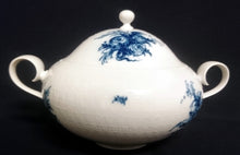 Lade das Bild in den Galerie-Viewer, BEILAGEN-TERRINE MIT DECKEL "Studio Linie" "Blaue Rose" - Porzellan, Rosenstrauß Blumen Relief Dekor, Björn Wiinblad Designer