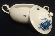 Lade das Bild in den Galerie-Viewer, BEILAGEN-TERRINE MIT DECKEL "Studio Linie" "Blaue Rose" - Porzellan, Rosenstrauß Blumen Relief Dekor, Björn Wiinblad Designer