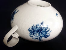 Lade das Bild in den Galerie-Viewer, BEILAGEN-TERRINE MIT DECKEL "Studio Linie" "Blaue Rose" - Porzellan, Rosenstrauß Blumen Relief Dekor, Björn Wiinblad Designer