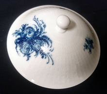 Lade das Bild in den Galerie-Viewer, BEILAGEN-TERRINE MIT DECKEL "Studio Linie" "Blaue Rose" - Porzellan, Rosenstrauß Blumen Relief Dekor, Björn Wiinblad Designer