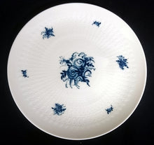 Lade das Bild in den Galerie-Viewer, 2er Set DESSERTTELLER "Studio Linie" "Blaue Rose" - Porzellan, Rosenstrauß Blumen Relief Dekor, Björn Wiinblad Designer