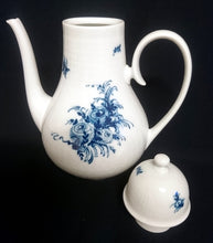 Lade das Bild in den Galerie-Viewer, 5er Set KAFFEEKANNE MIT DECKEL & MILCHKÄNNCHEN & ZUCKERDOSE MIT DECKEL "Studio Linie" "Blaue Rose" - Porzellan, Rosenstrauß Blumen Relief Dekor, Björn Wiinblad Designer