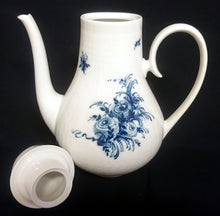 Lade das Bild in den Galerie-Viewer, 5er Set KAFFEEKANNE MIT DECKEL & MILCHKÄNNCHEN & ZUCKERDOSE MIT DECKEL "Studio Linie" "Blaue Rose" - Porzellan, Rosenstrauß Blumen Relief Dekor, Björn Wiinblad Designer