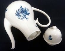 Lade das Bild in den Galerie-Viewer, 5er Set KAFFEEKANNE MIT DECKEL & MILCHKÄNNCHEN & ZUCKERDOSE MIT DECKEL "Studio Linie" "Blaue Rose" - Porzellan, Rosenstrauß Blumen Relief Dekor, Björn Wiinblad Designer