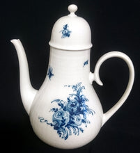 Lade das Bild in den Galerie-Viewer, 5er Set KAFFEEKANNE MIT DECKEL & MILCHKÄNNCHEN & ZUCKERDOSE MIT DECKEL "Studio Linie" "Blaue Rose" - Porzellan, Rosenstrauß Blumen Relief Dekor, Björn Wiinblad Designer