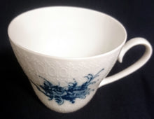 Lade das Bild in den Galerie-Viewer, KAFFEETASSE "Studio Linie" "Blaue Rose" - Porzellan, Rosenstrauß Blumen Relief Dekor, Björn Wiinblad Designer