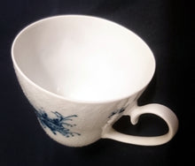 Lade das Bild in den Galerie-Viewer, KAFFEETASSE "Studio Linie" "Blaue Rose" - Porzellan, Rosenstrauß Blumen Relief Dekor, Björn Wiinblad Designer