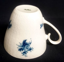 Lade das Bild in den Galerie-Viewer, KAFFEETASSE "Studio Linie" "Blaue Rose" - Porzellan, Rosenstrauß Blumen Relief Dekor, Björn Wiinblad Designer