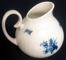 Lade das Bild in den Galerie-Viewer, 5er Set KAFFEEKANNE MIT DECKEL & MILCHKÄNNCHEN & ZUCKERDOSE MIT DECKEL "Studio Linie" "Blaue Rose" - Porzellan, Rosenstrauß Blumen Relief Dekor, Björn Wiinblad Designer