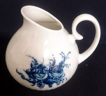 Lade das Bild in den Galerie-Viewer, 5er Set KAFFEEKANNE MIT DECKEL & MILCHKÄNNCHEN & ZUCKERDOSE MIT DECKEL "Studio Linie" "Blaue Rose" - Porzellan, Rosenstrauß Blumen Relief Dekor, Björn Wiinblad Designer