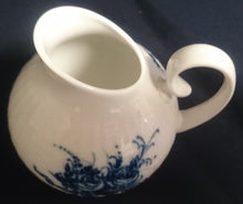 Lade das Bild in den Galerie-Viewer, 3er Set MILCHKÄNNCHEN & ZUCKERDOSE MIT DECKEL "Studio Linie" "Blaue Rose" - Porzellan, Rosenstrauß Blumen Relief Dekor, Björn Wiinblad Designer