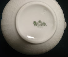 Lade das Bild in den Galerie-Viewer, MILCHKÄNNCHEN "Studio Linie" "Blaue Rose" - Porzellan, Rosenstrauß Blumen Relief Dekor, Björn Wiinblad Designer