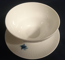 Lade das Bild in den Galerie-Viewer, SAUCIER "Studio Linie" "Blaue Rose" - Porzellan, Rosenstrauß Blumen Relief Dekor, Björn Wiinblad Design