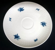 Lade das Bild in den Galerie-Viewer, 2er Set UNTERTASSEN "Studio Linie" "Blaue Rose" - Porzellan, Rosenstrauß Blumen Relief Dekor, Björn Wiinblad Designer