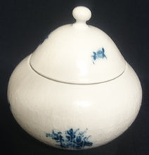 Lade das Bild in den Galerie-Viewer, 5er Set KAFFEEKANNE MIT DECKEL & MILCHKÄNNCHEN & ZUCKERDOSE MIT DECKEL "Studio Linie" "Blaue Rose" - Porzellan, Rosenstrauß Blumen Relief Dekor, Björn Wiinblad Designer