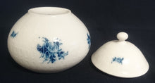 Lade das Bild in den Galerie-Viewer, ZUCKERDOSE MIT DECKEL "Studio Linie" "Blaue Rose" - Porzellan, Rosenstrauß Blumen Relief Dekor, Björn Wiinblad Design