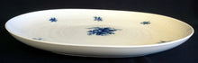 Lade das Bild in den Galerie-Viewer, BEILAGENPLATTE "Studio Linie" "Blaue Rose" - Porzellan, Rosenstrauß Blumen Relief Dekor, Björn Wiinblad Designer