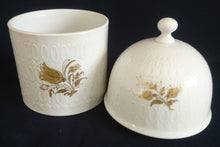 Lade das Bild in den Galerie-Viewer, BONBINIERENDOSE MIT DECKEL "Studio Linie" "Romanze" - Porzellan, Blumenstrauß Blüten Waben Relief Motiv Dekor, Björn Wiinblad Design (G)