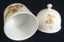 Lade das Bild in den Galerie-Viewer, BONBINIERENDOSE MIT DECKEL "Studio Linie" "Romanze" - Porzellan, Blumenstrauß Blüten Waben Relief Motiv Dekor, Björn Wiinblad Design (G)