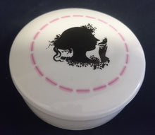 Lade das Bild in den Galerie-Viewer, BONBONIERE "Studio Linie" - Porzellan, Runde Schalen Form, Linien Striche Frau Vogel Motiv Dekor, Björn Wiinblad Design (G)