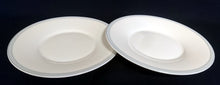 Lade das Bild in den Galerie-Viewer, 2er Set UNTERTASSEN - Fine Porzellan, Zweifärbiger Dekorrand