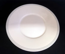 Lade das Bild in den Galerie-Viewer, UNTERTASSE - Fine Porzellan, Zweifärbiger Dekorrand