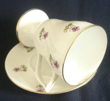 Lade das Bild in den Galerie-Viewer, UNTERTASSE - Porzellan, Blumen Goldrand Dekor (2. Wahl)