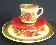 Lade das Bild in den Galerie-Viewer, KAFFEETASSE "Tirol" - Keramik / Steingut, Rosen Motiv Dekor, Handbemalt