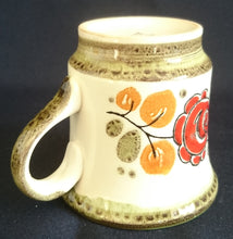 Lade das Bild in den Galerie-Viewer, KAFFEETASSE "Tirol" - Keramik / Steingut, Rosen Motiv Dekor, Handbemalt