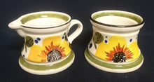 Lade das Bild in den Galerie-Viewer, 2er Set MILCHKÄNNCHEN & ZUCKERDOSE OHNE DECKEL "Madeira" - Keramik / Steingut, Sonnenblumen Blüten Pflanzen Motiv Randdekor, Handbemalt