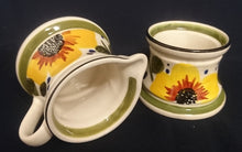 Lade das Bild in den Galerie-Viewer, MILCHKÄNNCHEN "Madeira" - Keramik / Steingut, Sonnenblumen Blüten Pflanzen Motiv Randdekor, Handbemalt