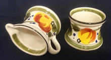 Lade das Bild in den Galerie-Viewer, 2er Set MILCHKÄNNCHEN & ZUCKERDOSE OHNE DECKEL "Madeira" - Keramik / Steingut, Sonnenblumen Blüten Pflanzen Motiv Randdekor, Handbemalt