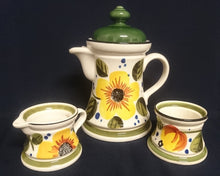 Lade das Bild in den Galerie-Viewer, KAFFEEKANNE MIT DECKEL "Madeira" - Keramik / Steingut, Sonnenblumen Blüten Pflanzen Motiv Randdekor, Handbemalt