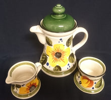 Lade das Bild in den Galerie-Viewer, 3er Set KAFFEEKANNE MIT DECKEL / MILCHKÄNNCHEN / ZUCKERDOSE OHNE DECKEL "Madeira" - Keramik / Steingut, Sonnenblumen Blüten Pflanzen Motiv Randdekor, Handbemalt