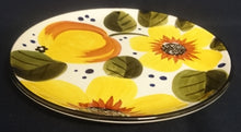 Lade das Bild in den Galerie-Viewer, 2er Set DESSERTTELLER "Madeira" - Keramik / Steingut, Sonnenblumen Blüten Pflanzen Motiv Randdekor, Handbemalt